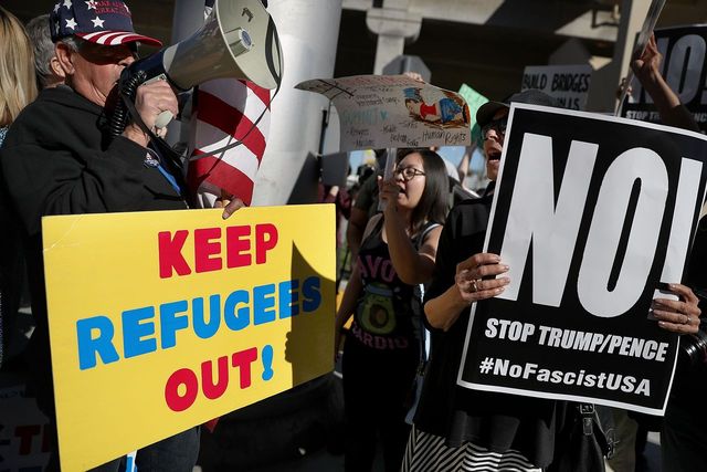지난달 29일 미국 로스앤젤레스(LA) 공항 앞에서 도널드 트럼프 대통령의 반이민·난민 행정명령에 찬성하는 시위대(왼쪽)와 반대하는 시위대(오른쪽)가 서로를 바라보며 구호를 외치고 있다.  로스앤젤레스/AFP 연합뉴스