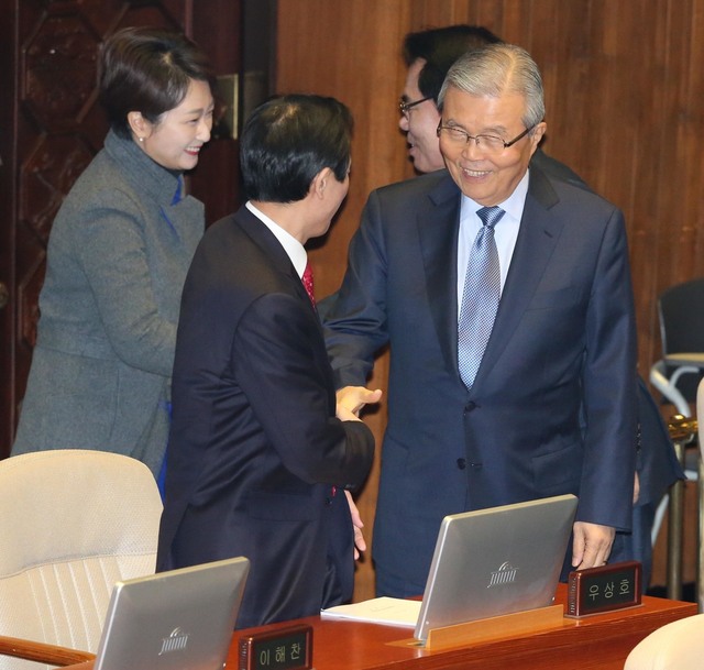 김종인 더불어민주당 의원(오른쪽)이 2일 오전 국회 본회의에 참석해 우상호 원내대표와 악수를 하고 있다. 이정우 선임기자 woo@hani.co.kr