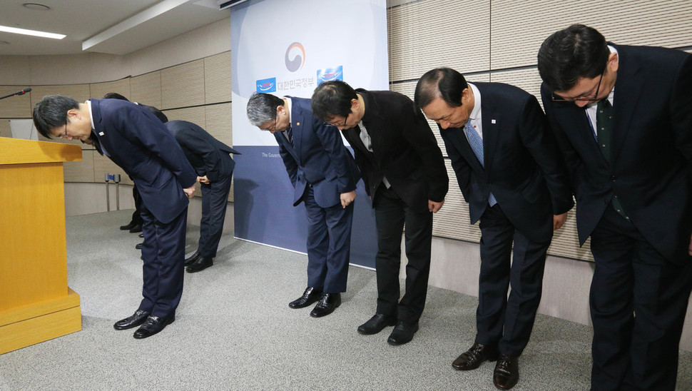 송수근 문화체육관광부 장관 권한대행 제1차관을 비롯한 간부들이 23일 오후 정부세종청사 교육부 지하 브리핑실에서 문화계 블랙리스트 관련 대국민 사과문을 발표하고 있다. 발표에 앞서 그리고 발표 뒤 허리를 굽혀 사과를 했다. 세종/김봉규 선임기자 bong9@hani.co.kr