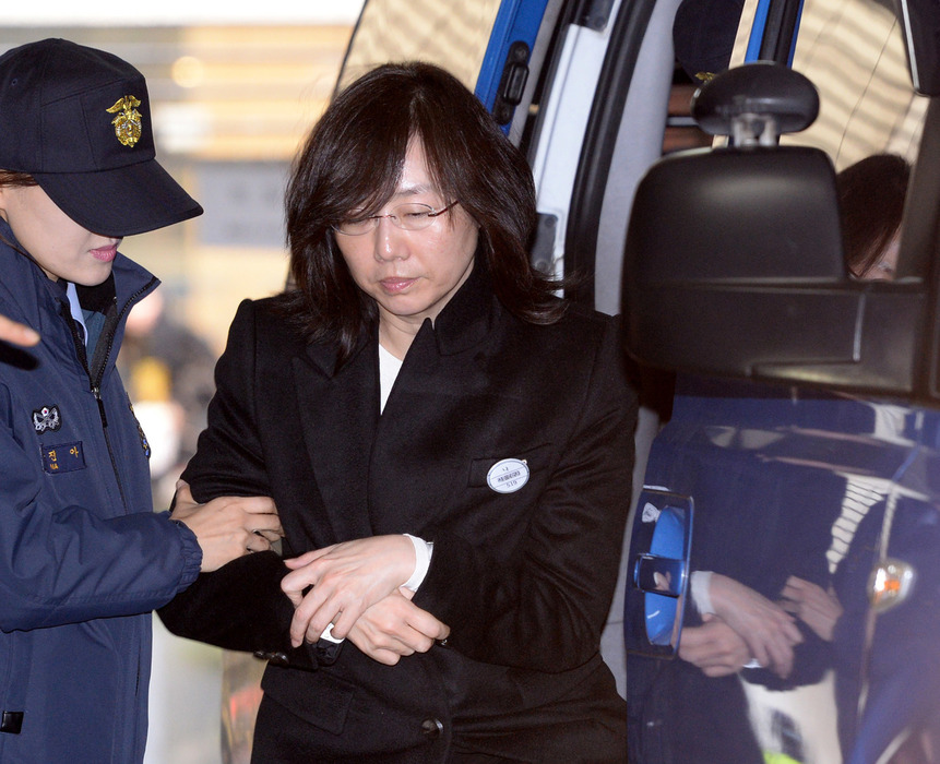 ‘문화계 블랙리스트’ 작성에 관여한 혐의로 구속된 조윤선 전 문화체육관광부 장관이 1월24일 오후 서울 강남구 대치동 ‘박근혜 정부의 최순실 등 민간인 국정농단 사건 수사 특별검사팀’ 사무실로 소환되고 있다. 사진공동취재단
