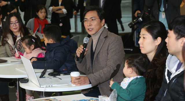 안희정 충남지사가 5일 오후 서울 강북구 번동 꿈의숲아트센터에서 열린 `2040과 함께하는 아이 키우기 브런치토크'에서 발언을 하고 있다. 강창광 기자 chang@hani.co.kr