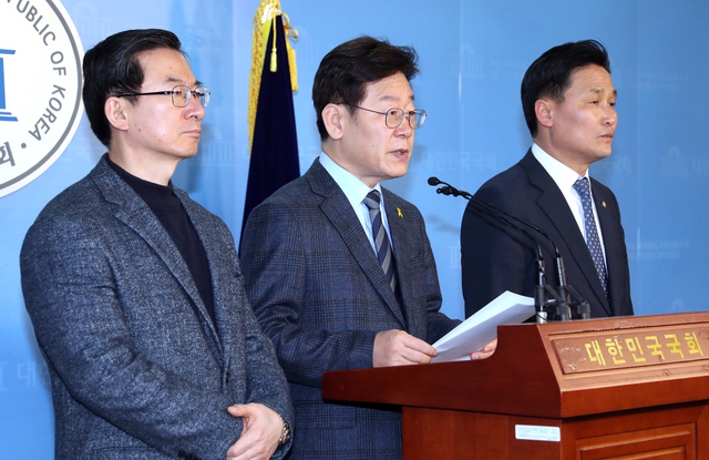 이재명 성남시장이 5일 오전 기자회견을 열어 “대연정은 역사와 촛불에 대한 명백한 배신”이라며 안희정 충남지사의 발언 철회 및 대국민 사과를 요구하고 있다. 연합뉴스