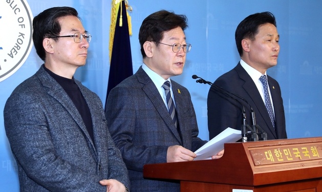이재명 “안희정, 대연정 발언 사과하라”…격해지는 2위 싸움