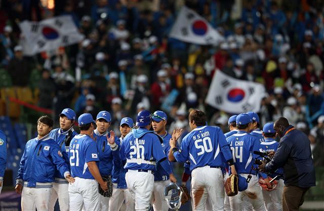 2013년 3월4일(현지시각) 대만 타이중시 인터컨티넨털 구장에서 열린 제3회 WBC 1라운드 B조 대한민국과 호주의 경기. 6-0으로 완승한 한국 선수들이 기뻐하고 있다. 연합뉴스