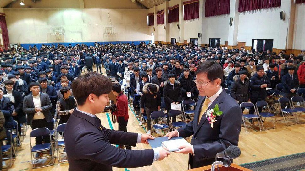 6일 오전 인천 부평공고에서 졸업생이 책 선물을 받고 있다. 부평공고 제공