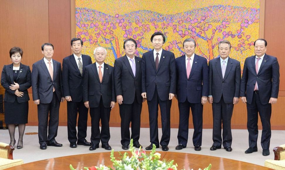 윤병세 외교부 장관(오른쪽 넷째)이 6일 오후 서울 외교부 청사를 방문한 재일본대한민국민단 오공태 단장(오른쪽 다섯째) 등 대표단을 만나고 있다. 외교부 제공