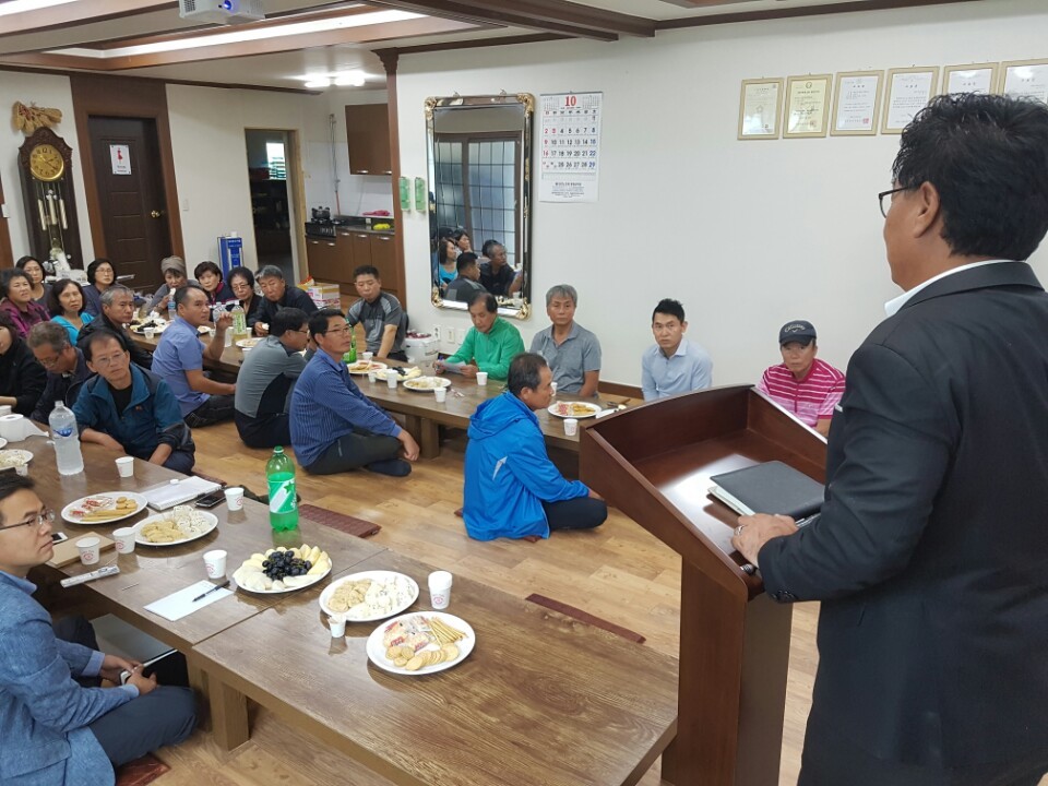 강원도 평창군 흥정리사회적협동조합원인 이 마을 주민들이 지난달 마을회관에서 총회를 열어 협동조합 운영 방향 등을 논의하고 있다. 흥정리사회적협동조합 제공