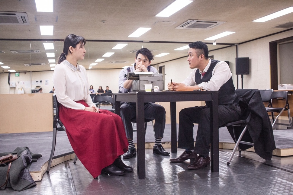 연극 <카타리나 블룸의 잃어버린 명예>에서 카타리나가 검찰 조사를 받는 연습 장면. 공연연구소 탐구생활 제공
