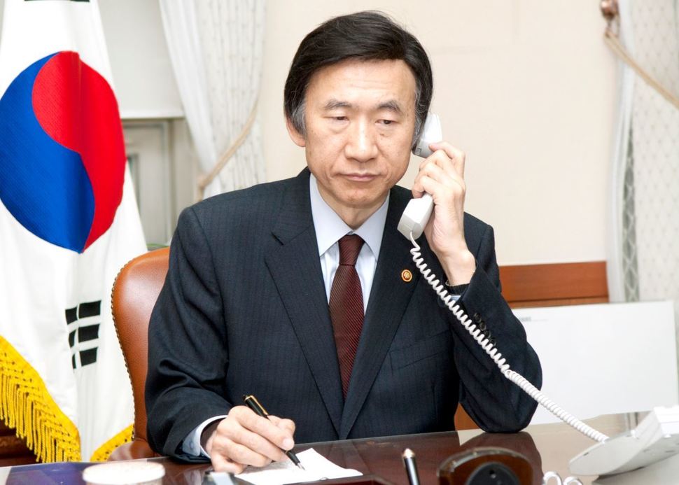 윤병세 외교부 장관이 7일 오전 렉스 틸러슨 미국 국무장관과 통화를 하고 있다. 외교부 제공