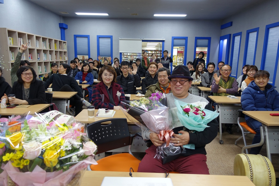 인문학자 김경윤(가운데)씨가 지난달 4일 경기도 고양시 일산서구 한양문고 주엽점에 새로 문을 연 강의실 ‘한강홀’에서 출판기념회를 겸한 ‘예수, 장자 그리고 나의 책이야기’ 강좌를 연 뒤 참가자들로부터 축하를 받고 있다.