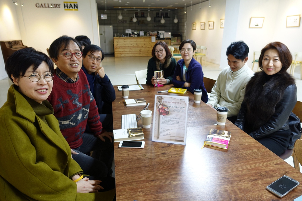 영화감독 최종태씨(왼쪽에서 두번째)의 에로스 인문학 강좌 ‘지금은 사랑할 때’가 지난 6일 고양시 한양문고 주엽점 ‘갤러리 한’에서 열리고 있다.