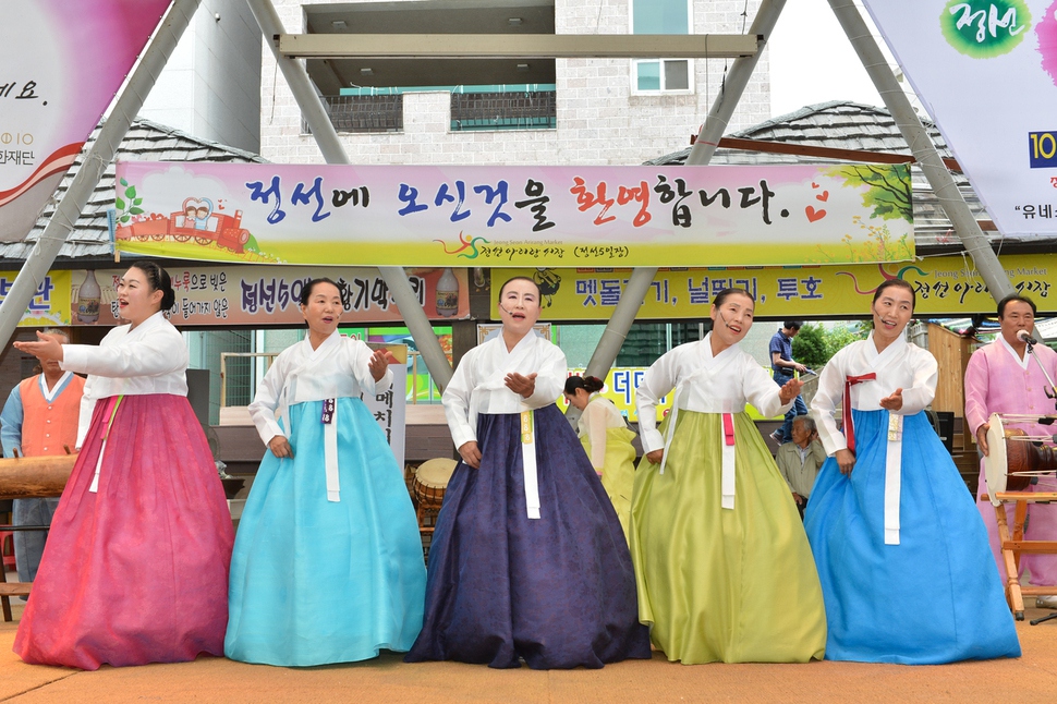 ‘아리랑의 수도’ 정선군이 평창올림픽을 기회로 정선아리랑을 ‘대한민국 대표 문화관광 상품’으로 키우기 위해 노력하고 있다. 사진은 정선5일장에서 정선아리랑 공연을 하는 모습. 정선군청 제공