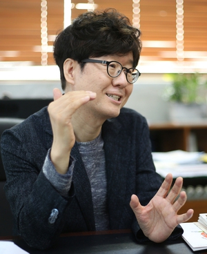 주철환 서울문화재단 대표는 8일 <한겨레>와 만나 “‘문화철도2017’사업과 시민 1000명이 직접 문화콘텐츠를 생산하는 ‘아무나(아!문화!) 피디’ 사업을 추진하겠다”고 밝혔다. 서울문화재단 제공