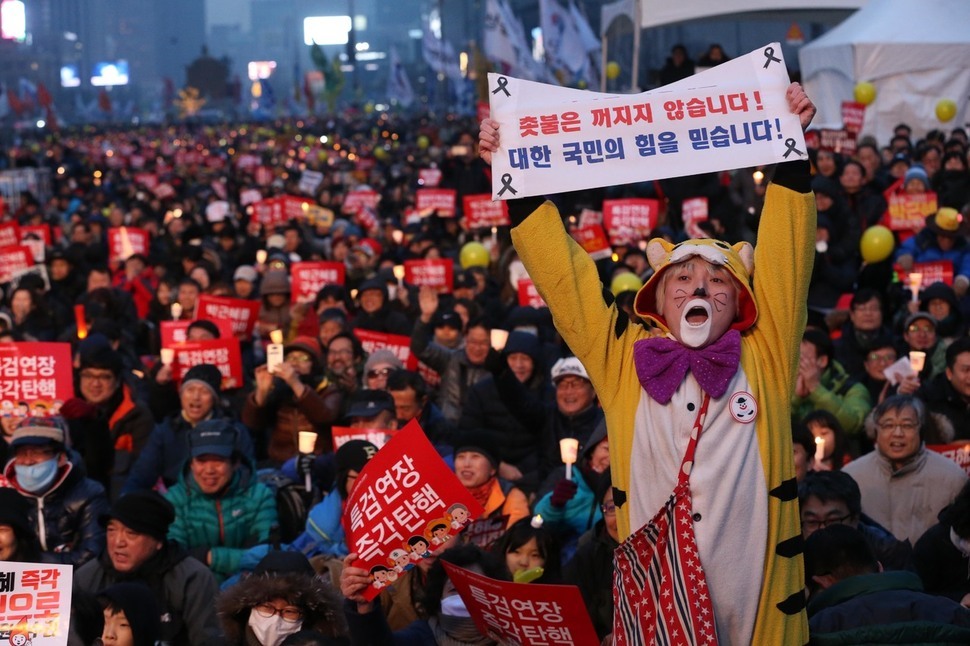 박근혜정권퇴진비상국민행동이 지난 2월4일 저녁 서울 광화문광장에서 연 14차 촛불집회에 참가한 시민들이 박근혜 대통령의 2월 탄핵 결정을 촉구하고 있다. 이정우 선임기자 woo@hani.co.kr