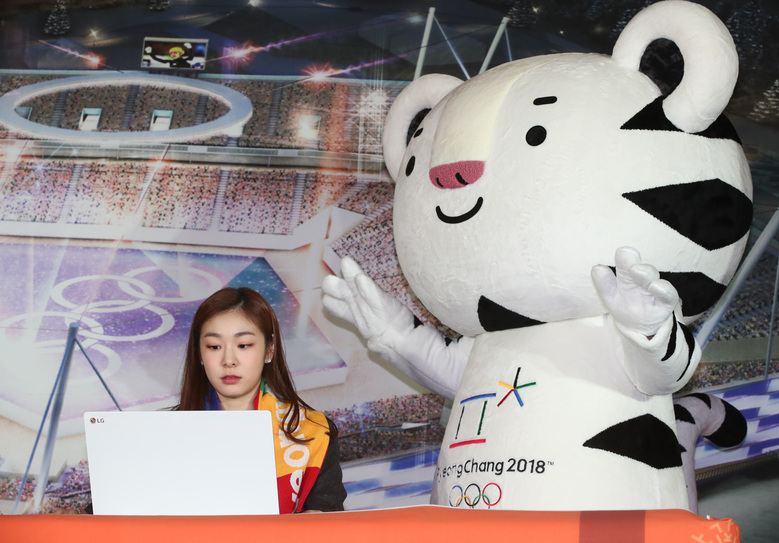 김연아 2018평창겨울올림픽 홍보대사가 9일 강원도 강릉하키센터 3층에서 입장권 예매 시연을 하고 있다. 강릉/연합뉴스