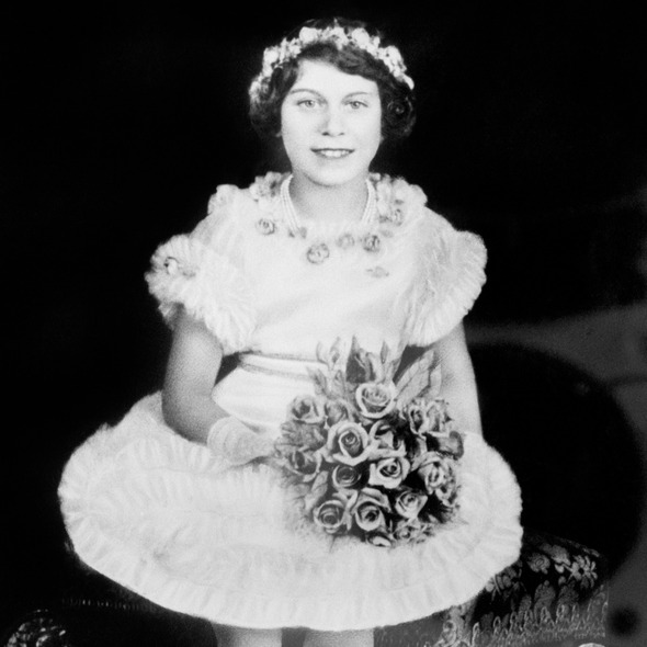 1935년 당시 공주였던 엘리자베스 2세 영국 여왕이 꽃을 들고 있는 모습. Press Association 연합뉴스