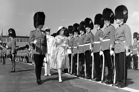 엘리자베스 2세 영국 여왕이 1959년 6월 29일 영국연방국가인 캐나다 토론토를 방문해 의장대 사열을 받고 있다. 토론토/AP 연합뉴스