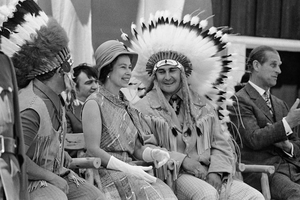 엘리자베스 2세 영국 여왕이 1973년 7월 3일 캐나다 온라티오 썬더베이에서 아메리카 원주민인 프랑크 펠티에 추장과 함께 시간을 보내고 있다. 선더베이/AP 연합뉴스