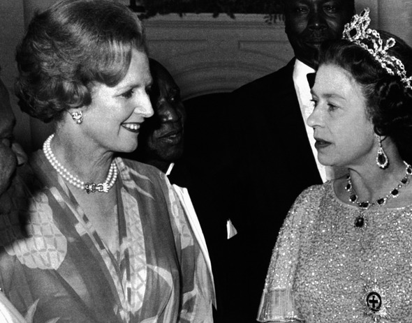 엘리자베스 2세 영국 여왕(오른쪽)이 1979년 8월 1일 잠비아 루사카에서 열린 컨퍼런스에 참석해 마가렛 대처 총리와 대화를 나누고 있다. 대처 전 총리는 2013년 4월 8일 심장마비로 숨졌다. 루사카/AP 연합뉴스