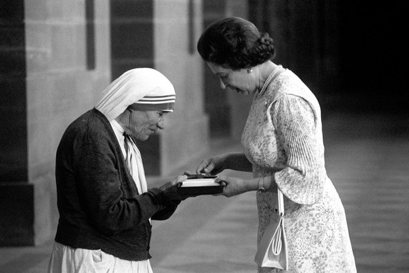 엘리자베스 2세 영국 여왕(오른쪽)이 1983년 11월 1일 인도 뉴델리에서 마더 테레사 수녀와 함께 있다. 뉴델리/Press Association 연합뉴스