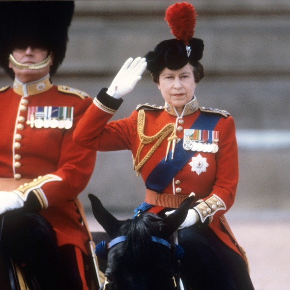 엘리자베스 2세 영국 여왕이 1985년 6월 15일 영국 런던에서 기병대의 인사를 받고 있다. 런던/Press Association 연합뉴스