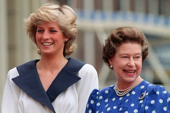 엘리자베스 2세 영국 여왕(오른쪽)과 다이애나 비가 1987년 8월 4일 영국 런던 클라렌스 하우스 밖을 향해 미소를 짓고 있다. 런던/AP 연합뉴스