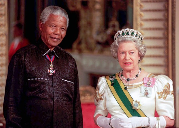 엘리자베스 2세 영국 여왕(오른쪽)과 넬슨 만델라 남아프리카공화국 대통령이 1996년 7월 9일 영국 런던 버킹엄 궁에서 만나고 있다. 런던/AP 연합뉴스