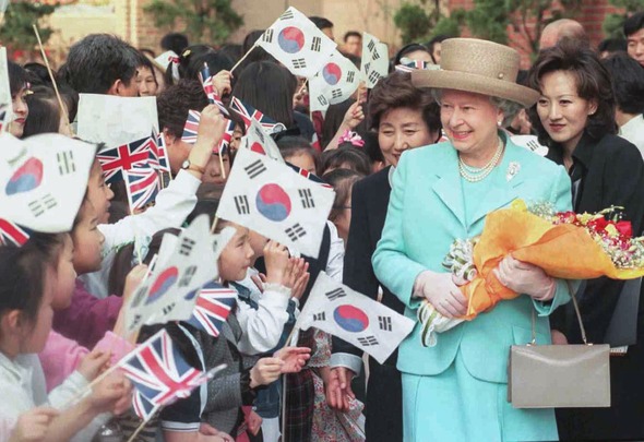 엘리자베스 2세 영국 여왕이 1999년 4월 19일 오후 청와대에서 열린 공식환영식에서 양국 국기를 들고 환영나온 어린이들에게 따뜻한 미소를 짓고 있다. 한겨레 자료사진