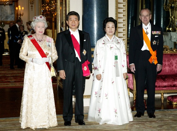 영국을 국빈으로 방문한 노무현 전 대통령과 부인 권양숙씨가 2004년 12월 2일 오전(한국시각) 런던 버킹엄 궁에서 열린 엘리자베스 2세 여왕 초청 만찬에 앞서 여왕 부부와 함께 기념촬영을 하고 있다. 런던/청와대사진기자단