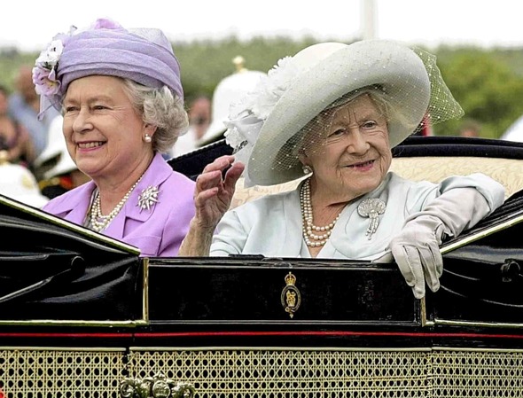 엘리자베스 2세 영국 여왕(왼쪽)과 여왕의 어머니 엘리자베스가 2000년 7월 29일 영국 런던 남쪽 애스콧 경마장에 도착하고 있다. 런던/AFP 연합뉴스
