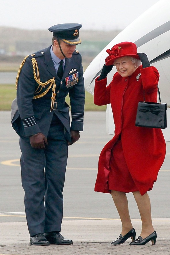 엘리자베스 2세 영국 여왕(오른쪽)이 2011년 4월 1일 공군 장교로 복무하고 있는 손자 윌리엄 왕자를 만나기 위해 영국 웨일즈 앵글시 공군 부대를 방문하고 있다. 사진은 엘리자베스 2세 여왕이 불어오는 바람에 모자가 날아가지 않게 붙잡고 있는 모습. 앵글시/EPA 연합뉴스