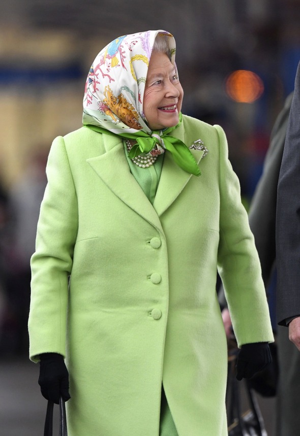 엘리자베스 2세 영국 여왕이 2017년 2월 7일 영국 노스 놀포크 샌드링엄 별장에서 크리스마스를 보낸 뒤 런던으로 돌아가기 위해 킹스 린 기차역 승강장을 따라 걷고 있다. 킹스 린/AP 연합뉴스