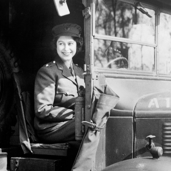2차 세계대전 막바지인 1945년 1월 1일 당시 공주였던 엘리자베스 2세 영국 여왕이 군복을 입은 채로 육군 차량 운전석에 앉아 웃음을 짓고 있다. Press Association 연합뉴스