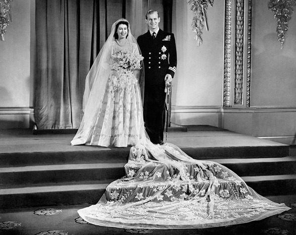 1947년 11월 20일 당시 공주였던 엘리자베스 2세 영국 여왕과 필립 공이 런던 버킹엄 궁에서 결혼식을 올린 뒤 사진촬영을 하고 있다. 런던/Press Association 연합뉴스