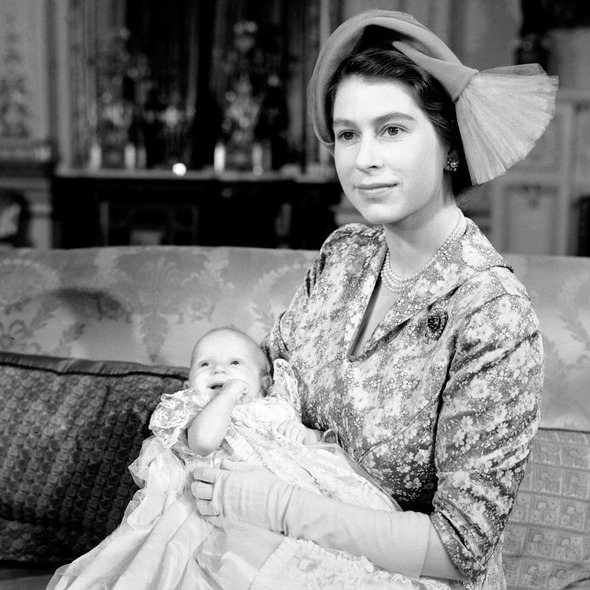 1950년 10월 21일 당시 공주였던 엘리자베스 2세 영국 여왕이 영국 런던 버킹엄 궁에서 세례를 받은 딸 앤 공주를 안고 있다. 런던/Press Association 연합뉴스