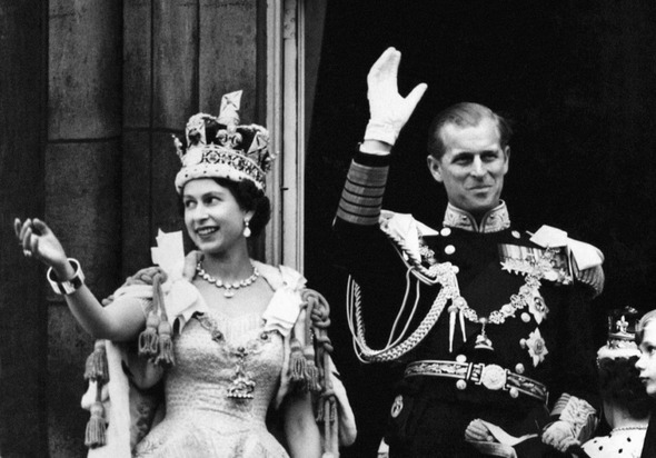 엘리자베스 공주가 1953년 6월 2일 영국 런던 버킹엄 궁에서 영국 여왕으로 즉위해 대관식을 마친 뒤 남편 필립 공과 함께 발코니로 나가 시민들을 향해 손을 흔들고 있다. 런던/Press Association 연합뉴스