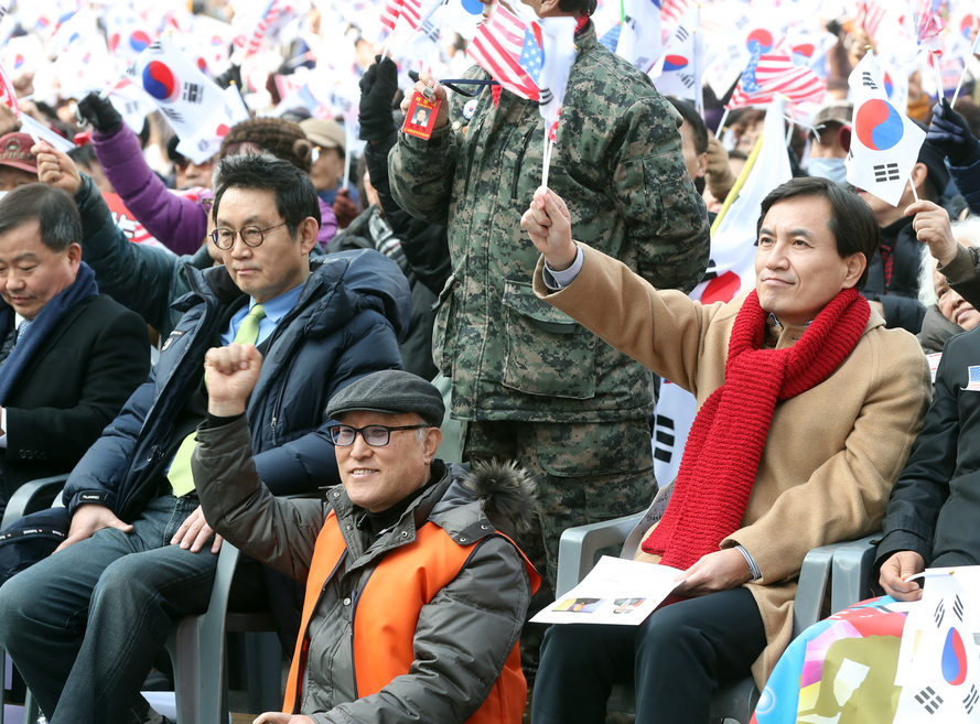 1월19일 오후 보수단체가 부산역 광장에서 연 대통령 탄핵 기각 촉구 집회에 김진태 새누리당 의원(오른쪽)과 윤창중 전 청와대 대변인(왼쪽)이 참석해 있다. 연합뉴스