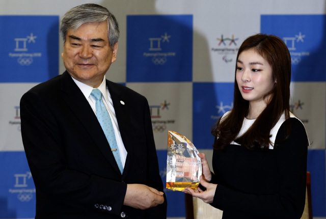 조양호(왼쪽) 전 평창올림픽 조직위원장과 김연아 이종근 기자