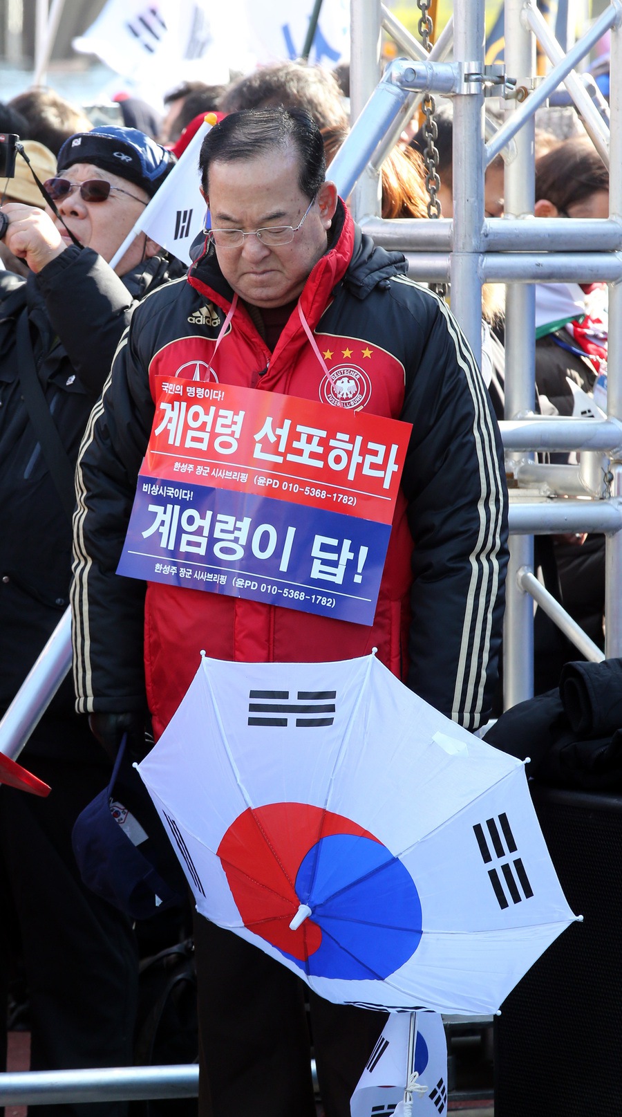 11일 오후 서울 중구 대한문 앞에서 열린 박근혜 대통령 탄핵 기각 집회에서 한 참석자가 국민의례를 하고 있다. 김태형 기자 xogud555@hani.co.kr