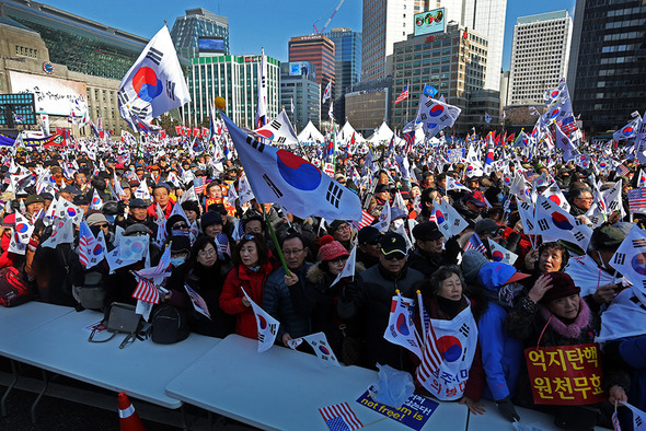 11일 오후 서울 중구 대한문 앞에서 열린 박근혜 대통령 탄핵 기각 집회에서 참가자들이 탄핵 기각을 외치고 있다. 김태형 기자 xogud555@hani.co.kr