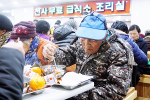 소외된 독거노인 돕는 전국천사무료 급식소, 마산지소 개관