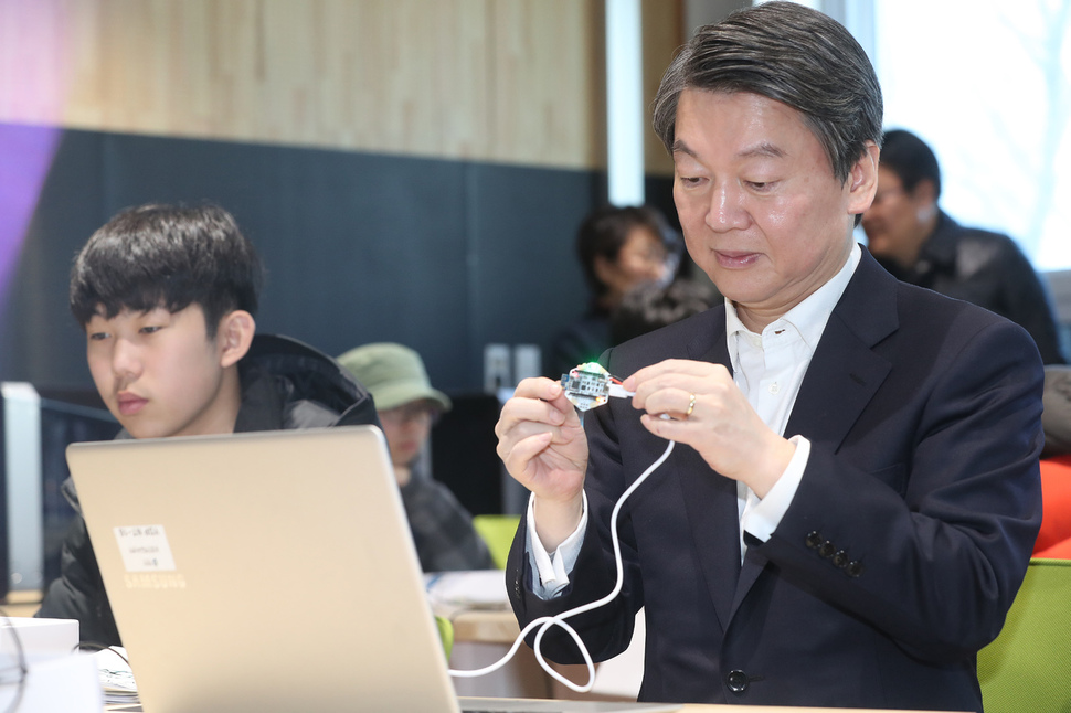 안철수 국민의당 대표가 12일 오전 서울 영등포구청 별관 융합인재교육센터에서 열린 ‘드론메이킹 교실'에 참석해 드론 프로그램을 만들고 있다. 연합뉴스