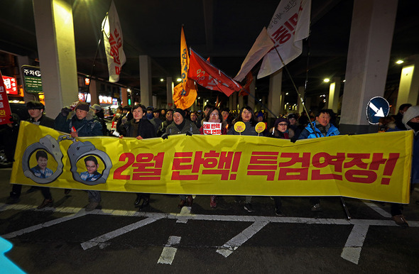 11일 저녁 서울 광화문광장에 일대에서 열린 15차 범국민행동의 날 촛불 집회 참가자들이 박근혜 대통령 탄핵 2월 인용, 특검 연장 등을 외치며 행진하고 있다. 김태형 기자 xogud555@hani.co.kr