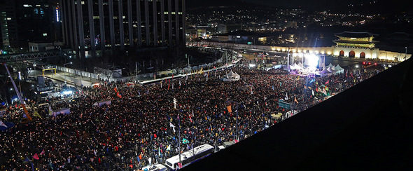 11일 저녁 서울 광화문광장에 일대에서 열린 15차 범국민행동의 날 촛불 집회 참가자들이박근혜 대통령 탄핵 2월 인용, 특검 연장 등을 외치며 청와대로 행진하고 있다. 김태형 기자 xogud555@hani.co.kr