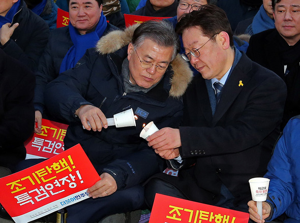 11일 오후 서울 광화문광장에 일대에서 열린 15차 범국민행동의 날 촛불 집회에 문재인 전 대표와 이재명 성남시장이 서로 촛불을 붙여 주고 있다. 김태형 기자 xogud555@hani.co.kr