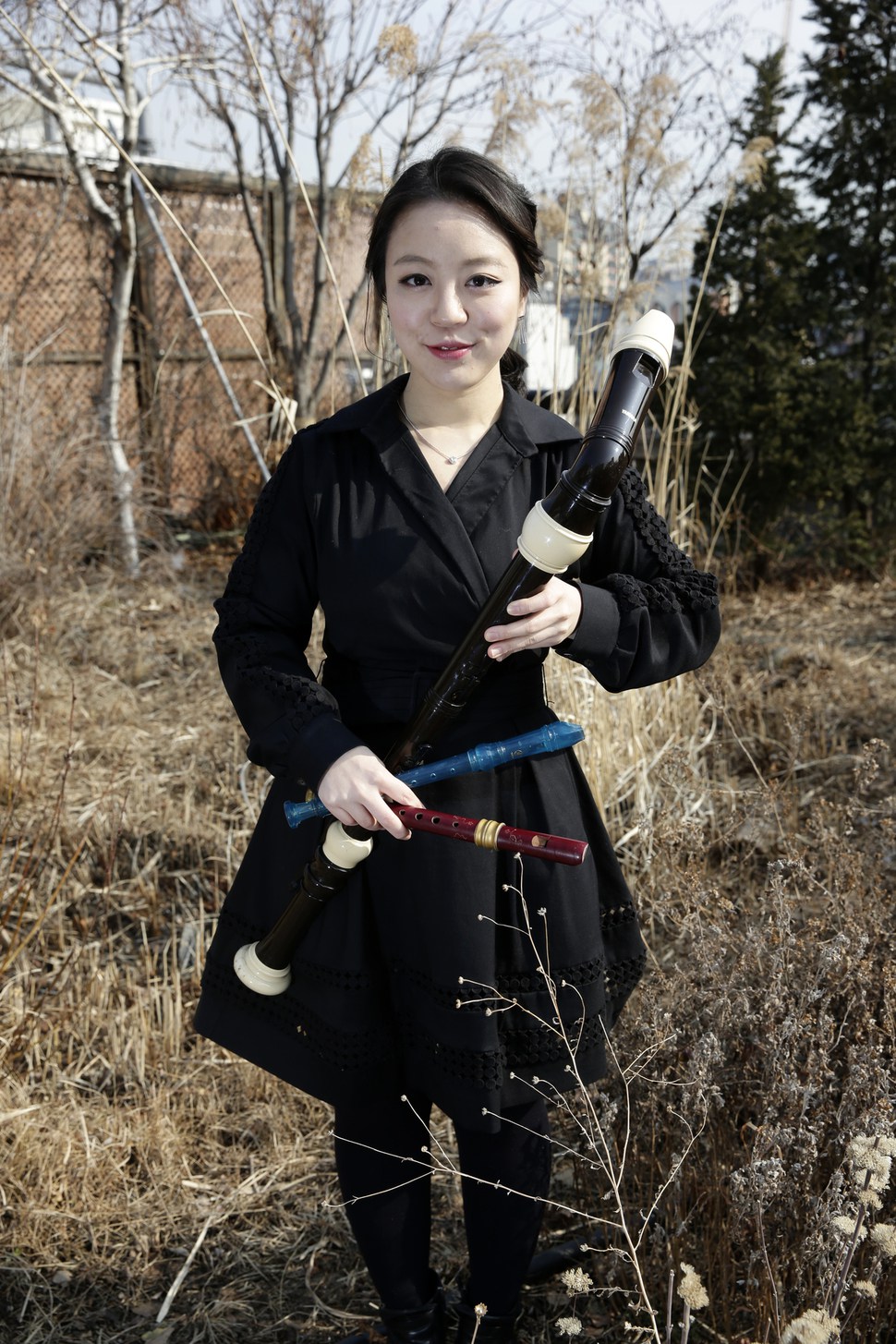 독일 니더작센 국제리코더 콩쿠르에서 우승한 바로크 리코더의 염은초가 13일 오전 서울 마포구 〈한겨레〉 옥상에서 다양한 리코더를 선보이고 있다. 가장 큰 것이 베이스 리코더, 푸른색은 교육용 소프라노 리코더, 붉은색은 독일산 리코더다. 김명진 기자 littleprince@hani.co.kr