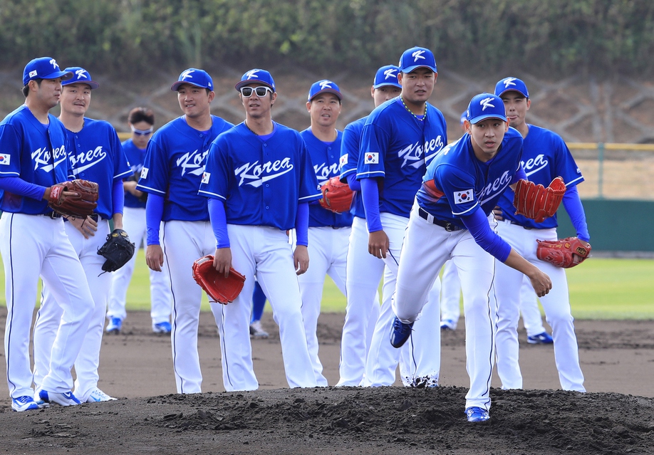 13일 오전 일본 오키나와현 우루마시 구시카와구장에서 열린 2017 세계야구클래식(WBC) 한국대표팀 훈련에서 이대은이 투구 훈련을 하고 있다. 우루마/연합뉴스