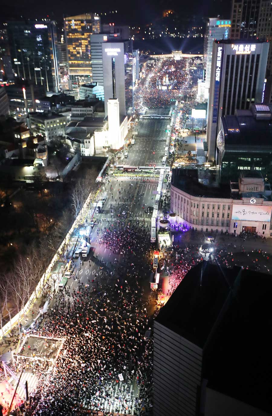 11일 광화문 광장에서는 촛불집회가, 서울 중구 대한문 앞에서는 태극기집회가 열리고 있다. 연합뉴스