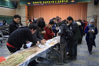 지난 11일 광주 광산구청 7층 대회의실에서 열린 ‘토종씨앗 나눔&토크 콘서트’를 찾은 시민들이 토종씨앗을 살펴보고 있다.