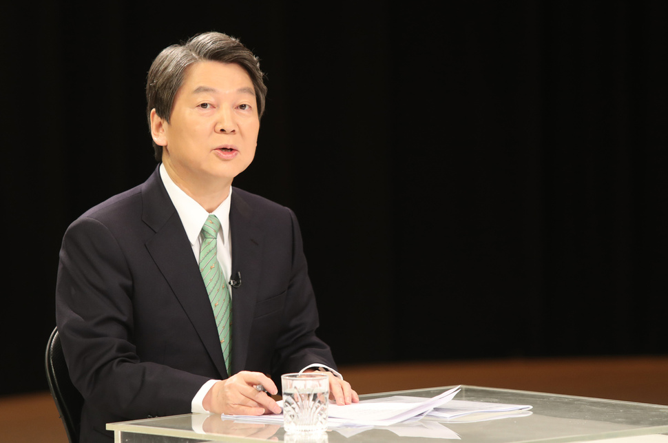 14일 오전 전북 전주시 완산구 <한국방송>(KBS) 전주총국에서 열린 대선주자토론회에서 국민의당 안철수 전 대표가 발언하고 있다. 연합뉴스.